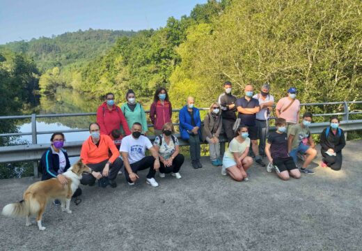 Un grupo de sendeiristas coñece a flora e fauna da ribeira de Ulla, en Touro, da man do GDR Ulla Tambre Mandeo